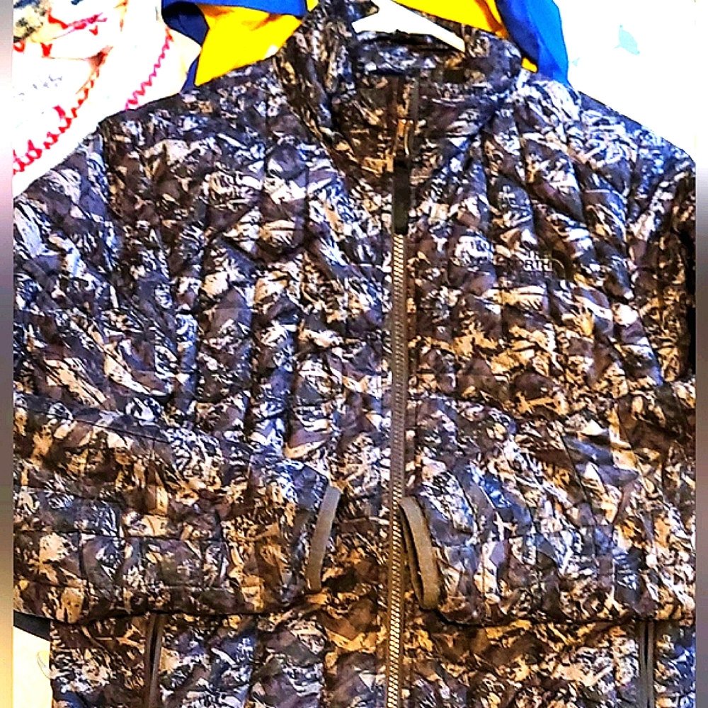 Boys North Face Coat- Camo Grey Size Medium 10/12